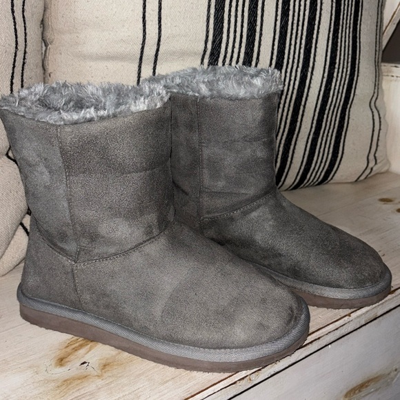 Aeropostale Gray Faux Suede Fur Lined Boots Warm Cozy Size 8 - Picture 11 of 11